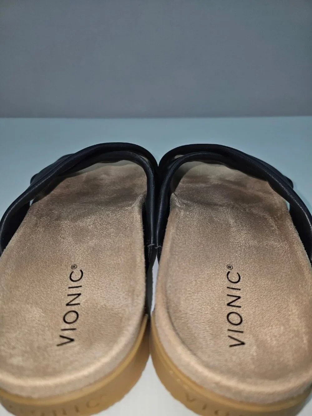 Vionic Black Cross‑Strap Comfort Slide